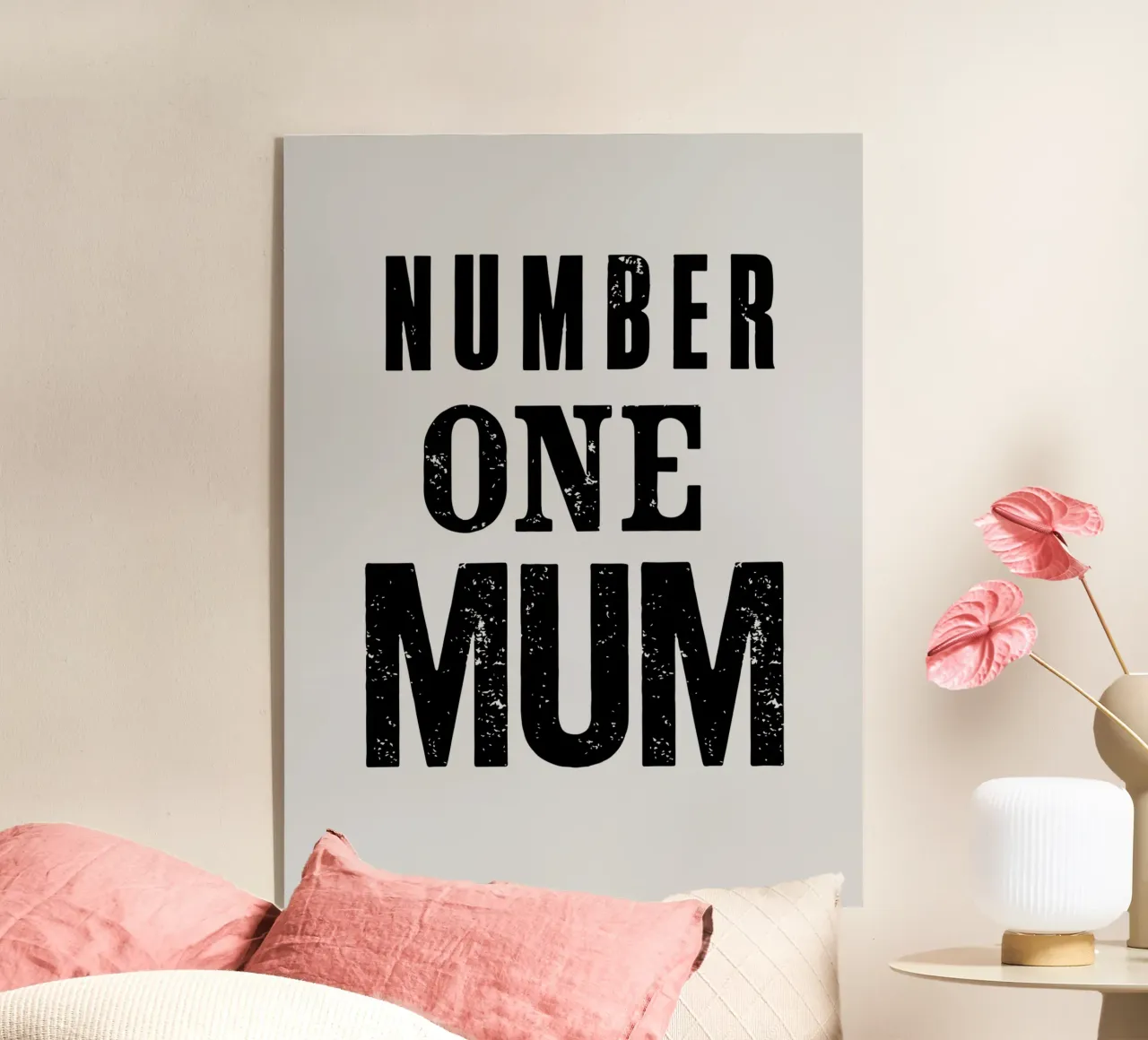Design tipografico Number One Mum in nero e grigio plexiglass da THE MOTIVATED TYPE