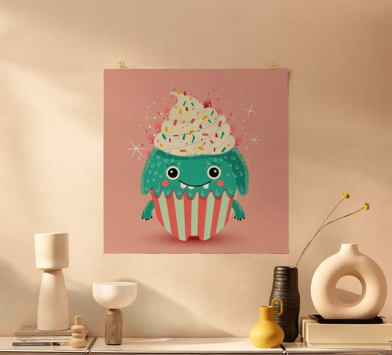 Un simpatico mostro di cupcake - dolce e giocoso poster da namosh
