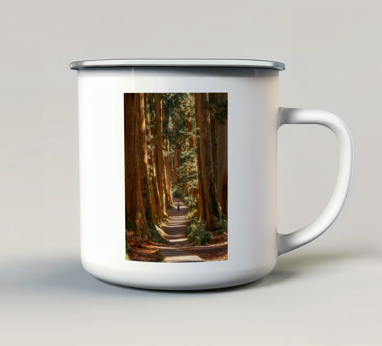 Tunnel di alberi di cedro del Santuario di Togakushi - Nagano, Giappone tazza in smalto da Marcel Bisig