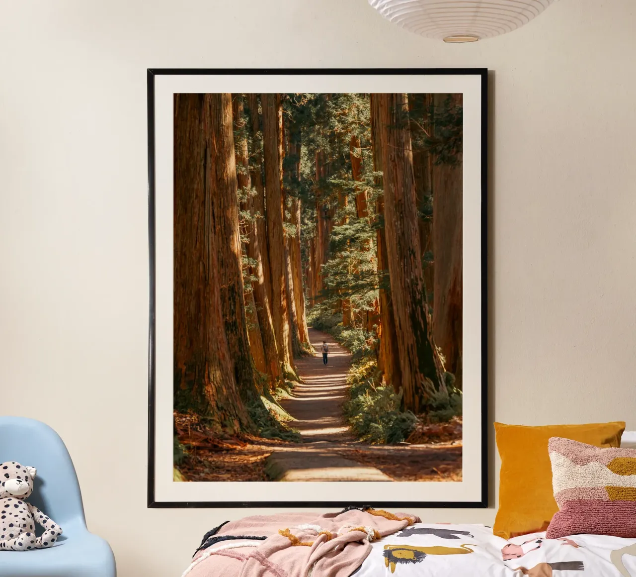 Tunnel di alberi di cedro del Santuario di Togakushi - Nagano, Giappone carta hahnemühle da Marcel Bisig