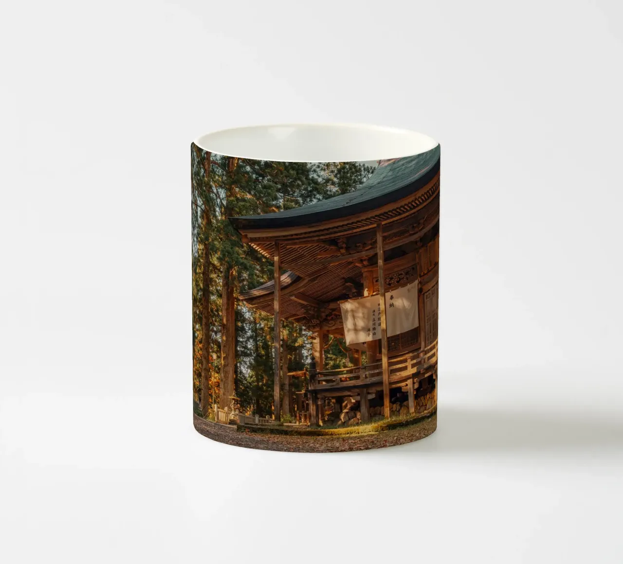 Il santuario di Togakushi in autunno - Nagano, Giappone tazza in ceramica da Marcel Bisig