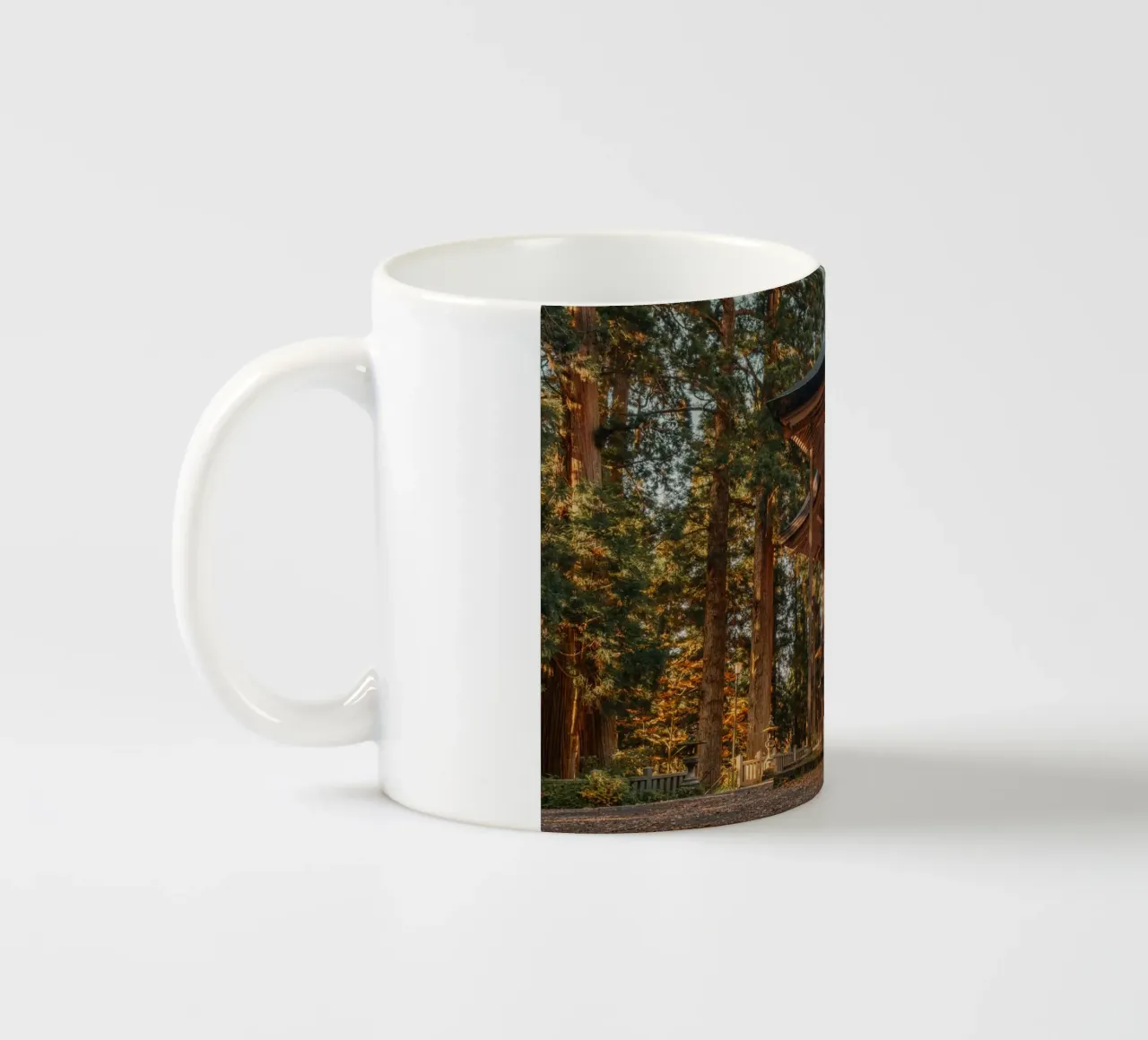 Il santuario di Togakushi in autunno - Nagano, Giappone tazza in ceramica da Marcel Bisig