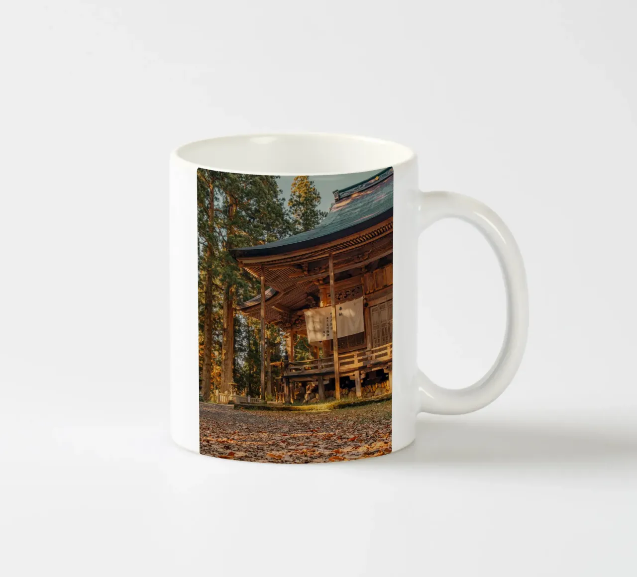 Il santuario di Togakushi in autunno - Nagano, Giappone tazza in ceramica da Marcel Bisig