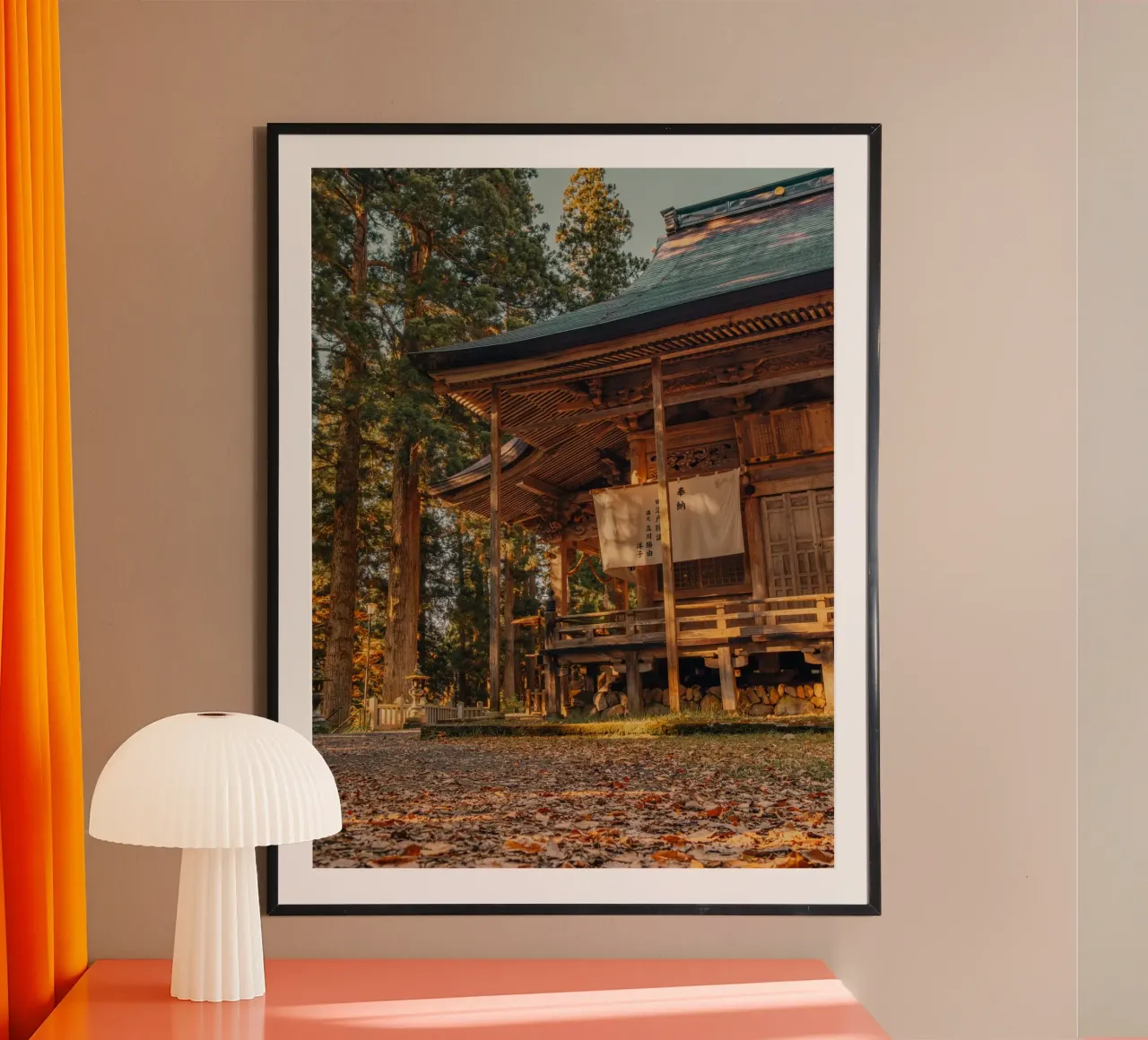 Il santuario di Togakushi in autunno - Nagano, Giappone poster con telaio in legno da Marcel Bisig