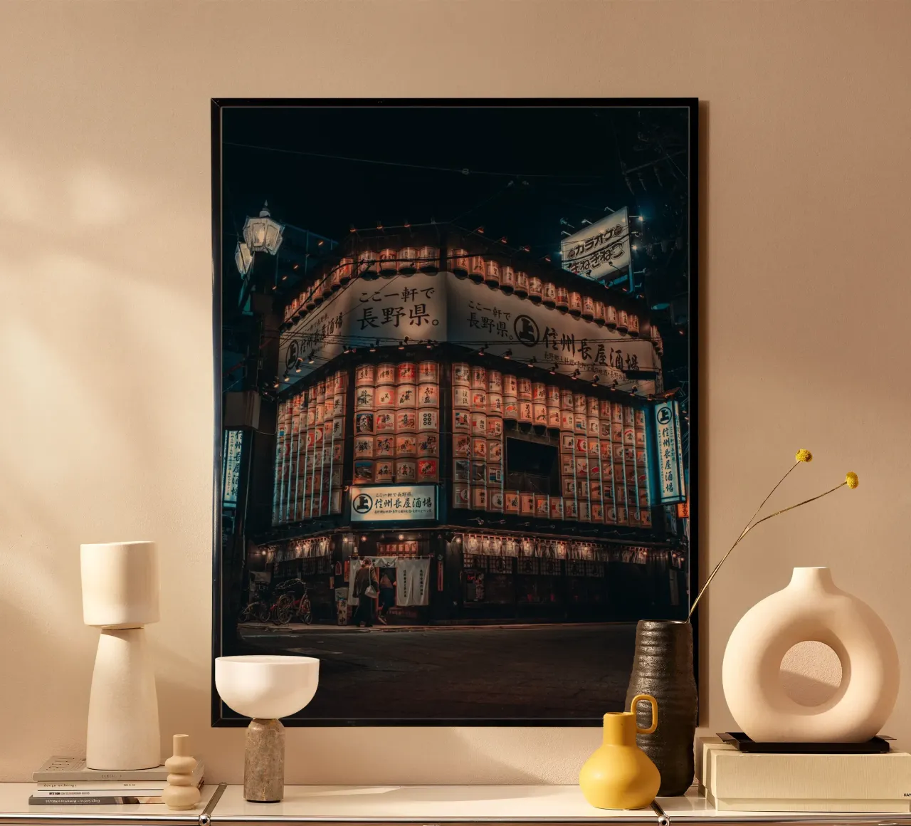 Notte al neon della città di Nagano, Giappone poster con telaio in legno da Marcel Bisig