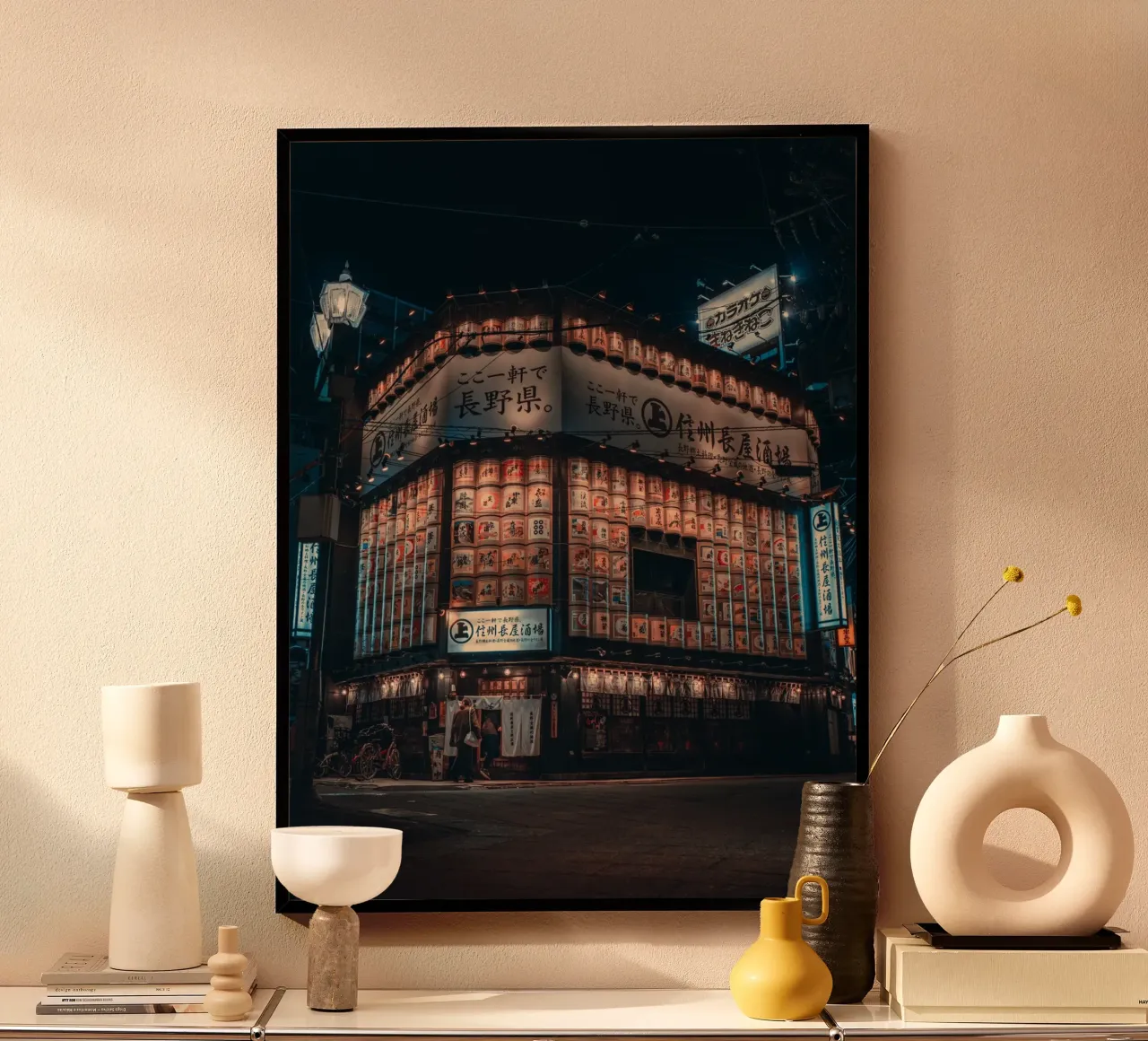 Notte al neon della città di Nagano, Giappone poster con telaio in legno da Marcel Bisig