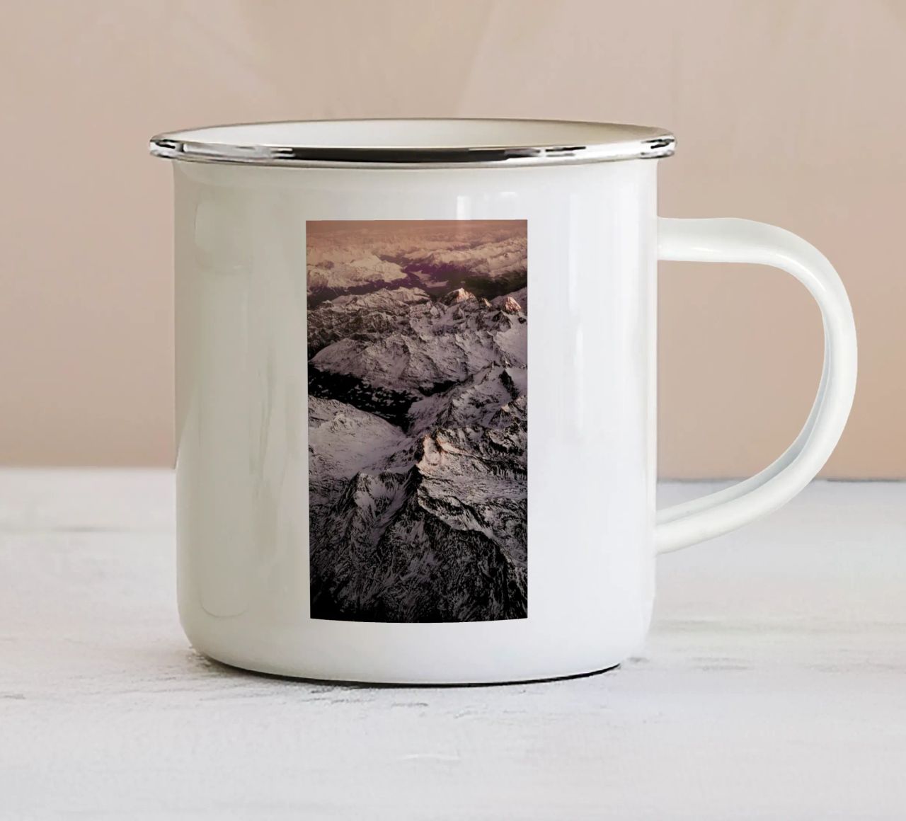 Pink Mountains tazza in smalto da Laura Palm