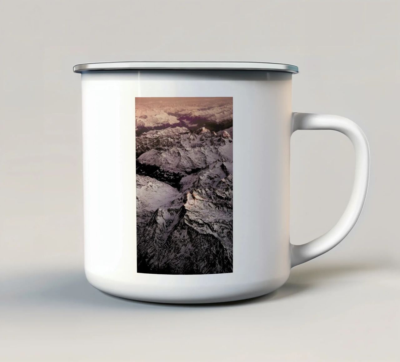 Pink Mountains tazza in smalto da Laura Palm