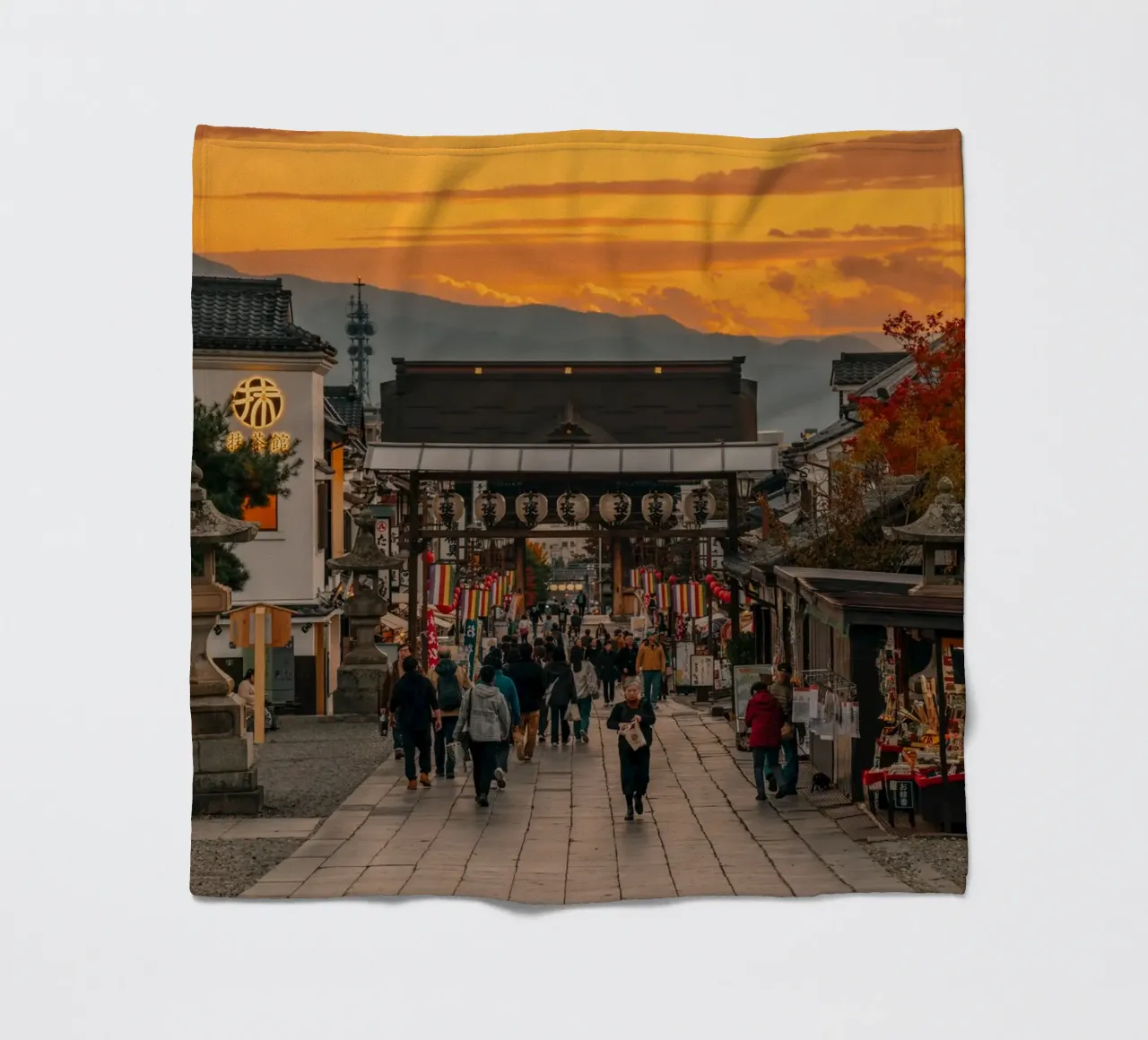 Tramonto d'autunno a Nagano, Giappone coperta in pile da Marcel Bisig