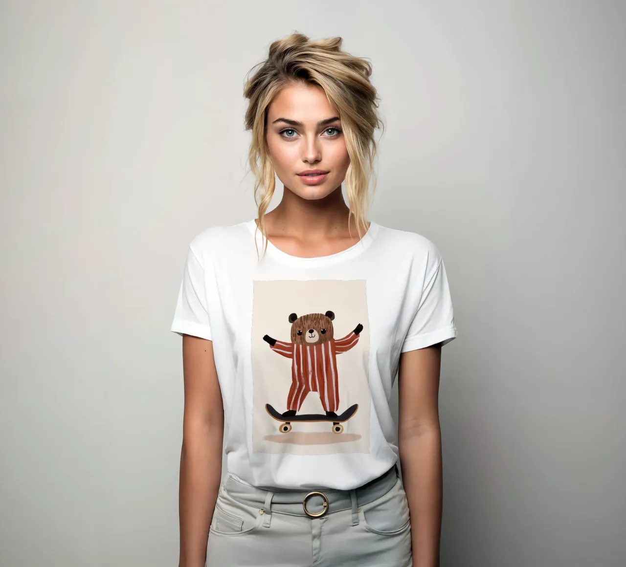 Illustrazione di un orso che fa skateboard, design di una cameretta per bambini t-shirt da donna da Little Lola