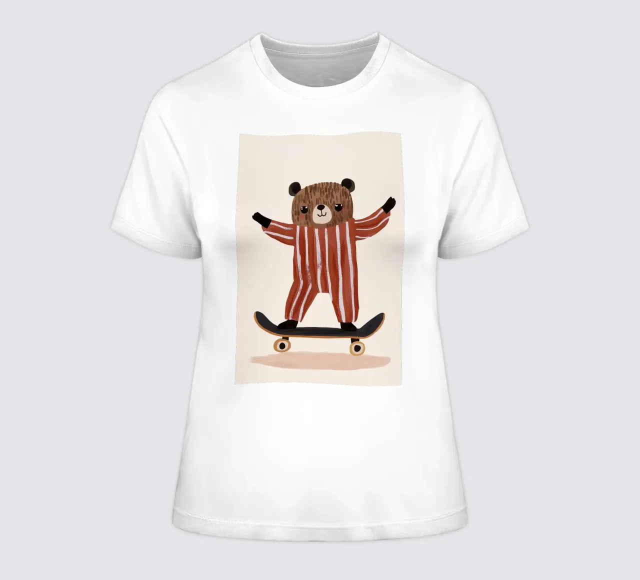 Illustrazione di un orso che fa skateboard, design di una cameretta per bambini t-shirt da donna da Little Lola