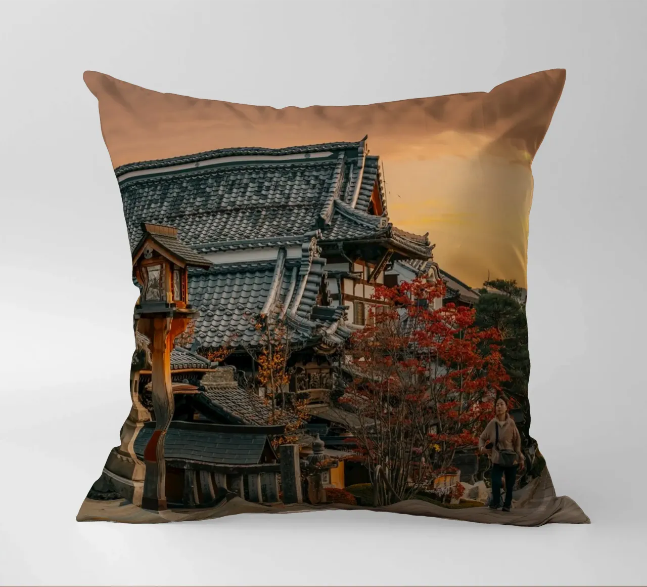 Tramonto d'autunno a Nagano, Giappone cuscino da Marcel Bisig