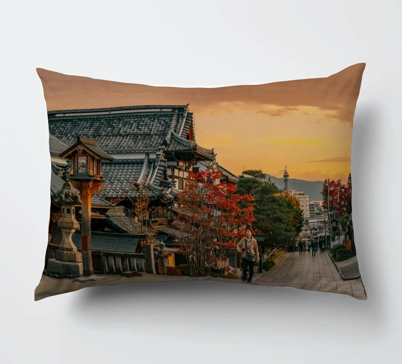 Tramonto d'autunno a Nagano, Giappone cuscino da Marcel Bisig