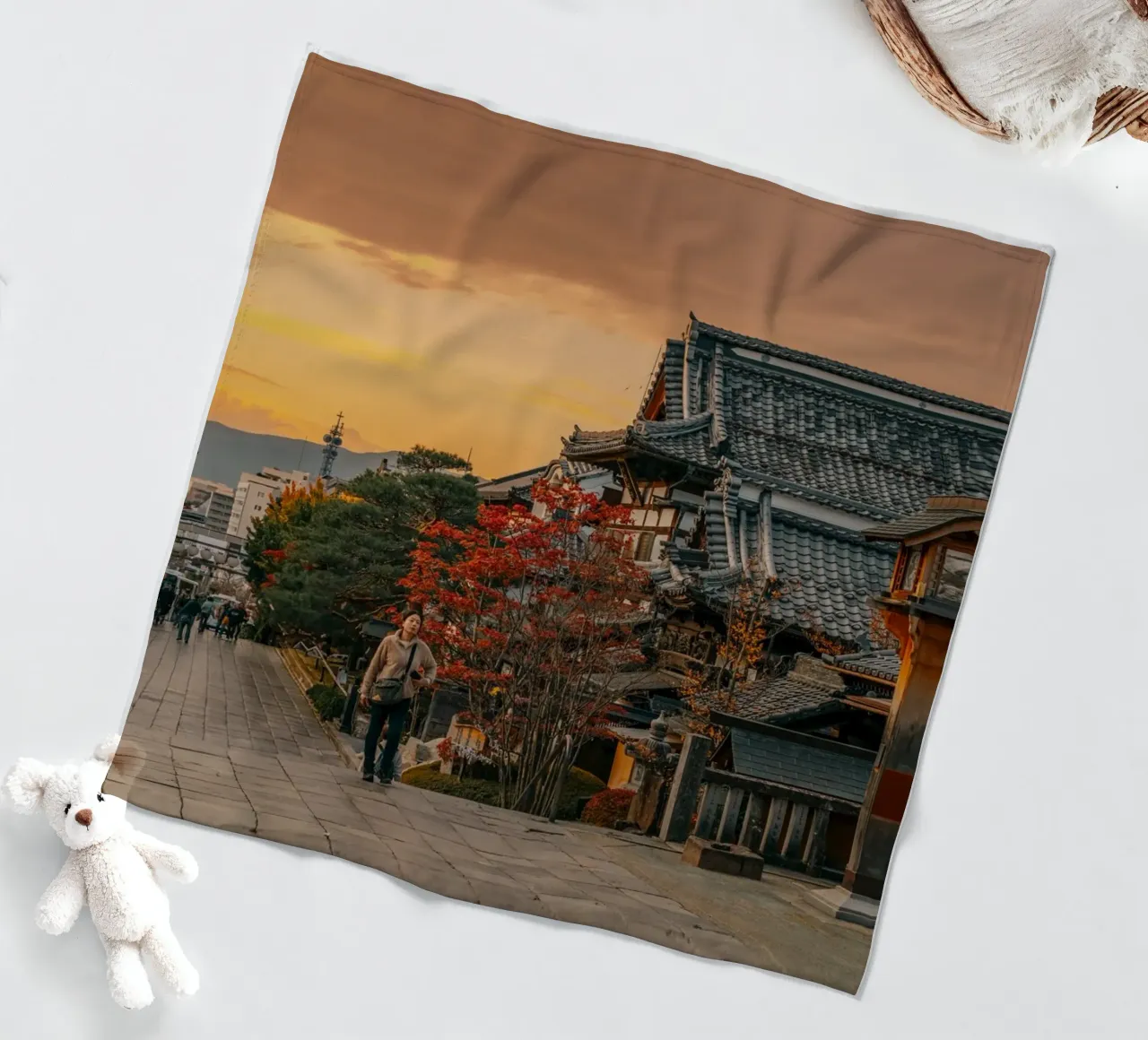 Tramonto d'autunno a Nagano, Giappone coperta in pile da Marcel Bisig
