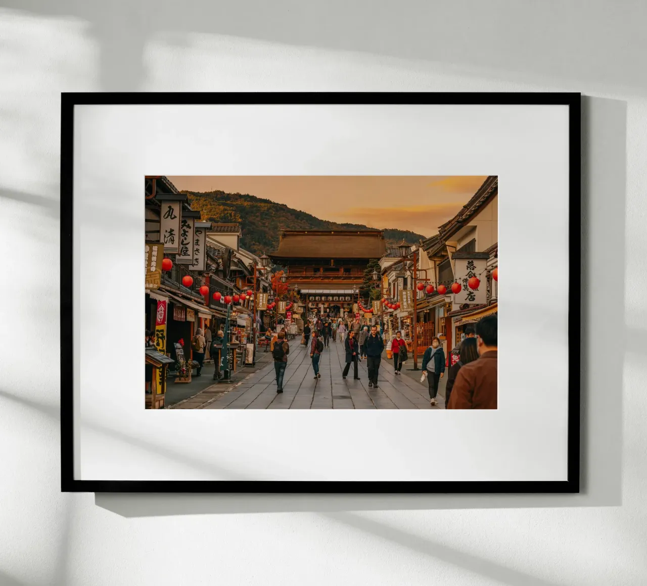 Tramonto del tempio Zenkoji a Nagano, Giappone poster con telaio in legno da Marcel Bisig