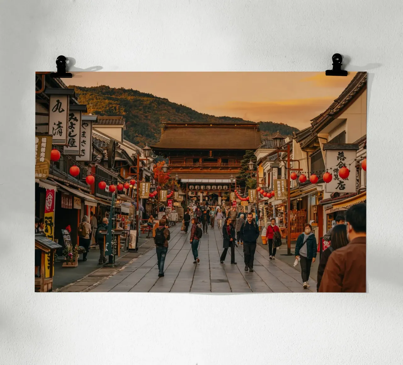 Tramonto del tempio Zenkoji a Nagano, Giappone poster con telaio in legno da Marcel Bisig