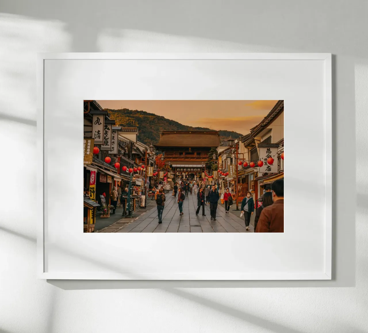 Tramonto del tempio Zenkoji a Nagano, Giappone poster con telaio in legno da Marcel Bisig