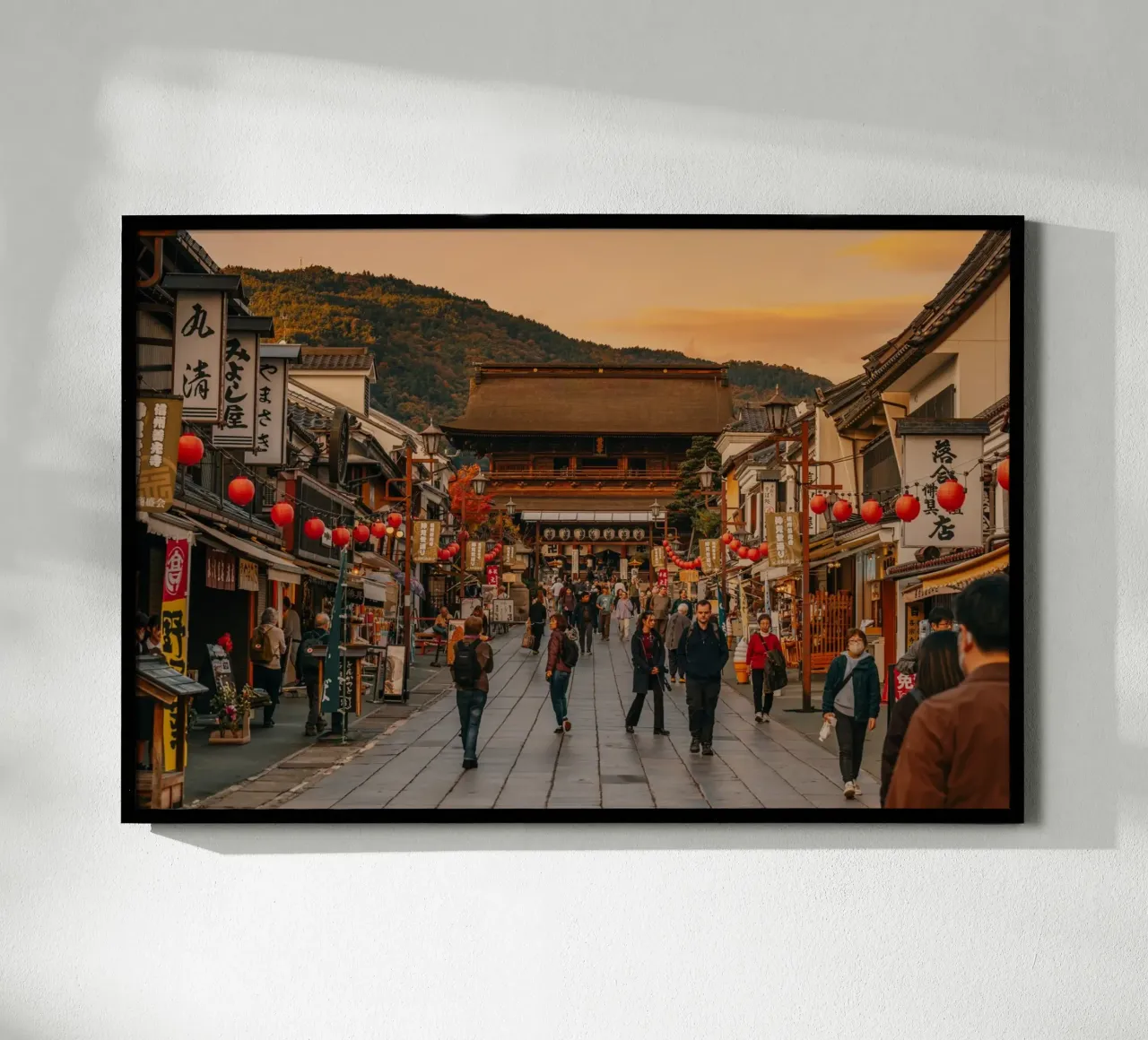 Tramonto del tempio Zenkoji a Nagano, Giappone poster con telaio in legno da Marcel Bisig