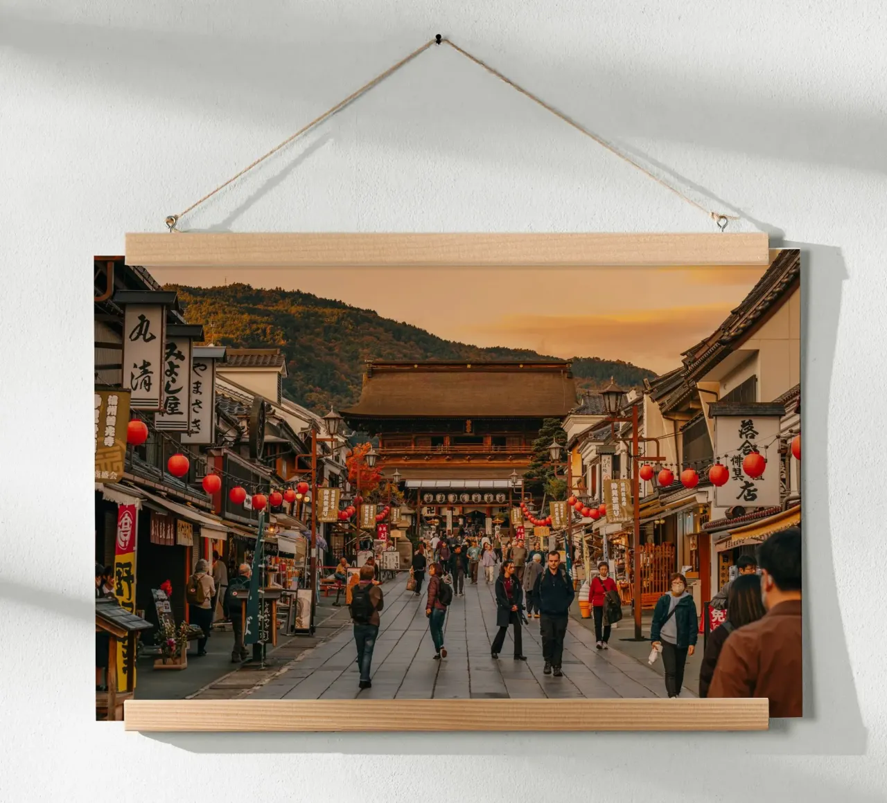 Tramonto del tempio Zenkoji a Nagano, Giappone poster con telaio in legno da Marcel Bisig