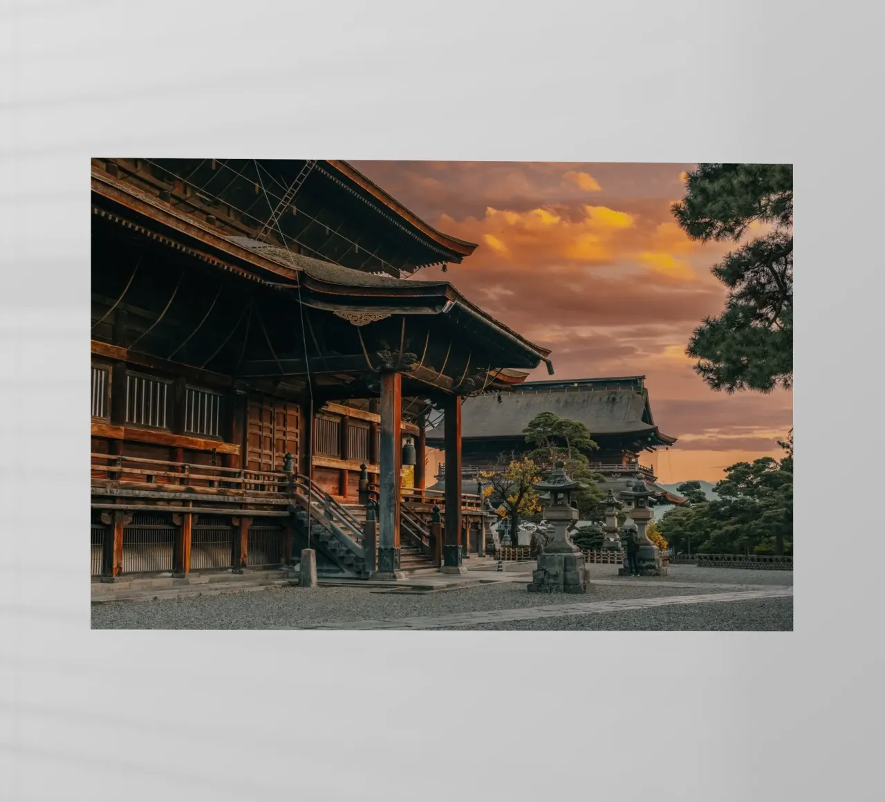 Tramonto del tempio Zenkoji a Nagano, Giappone pellicola backlit da Marcel Bisig