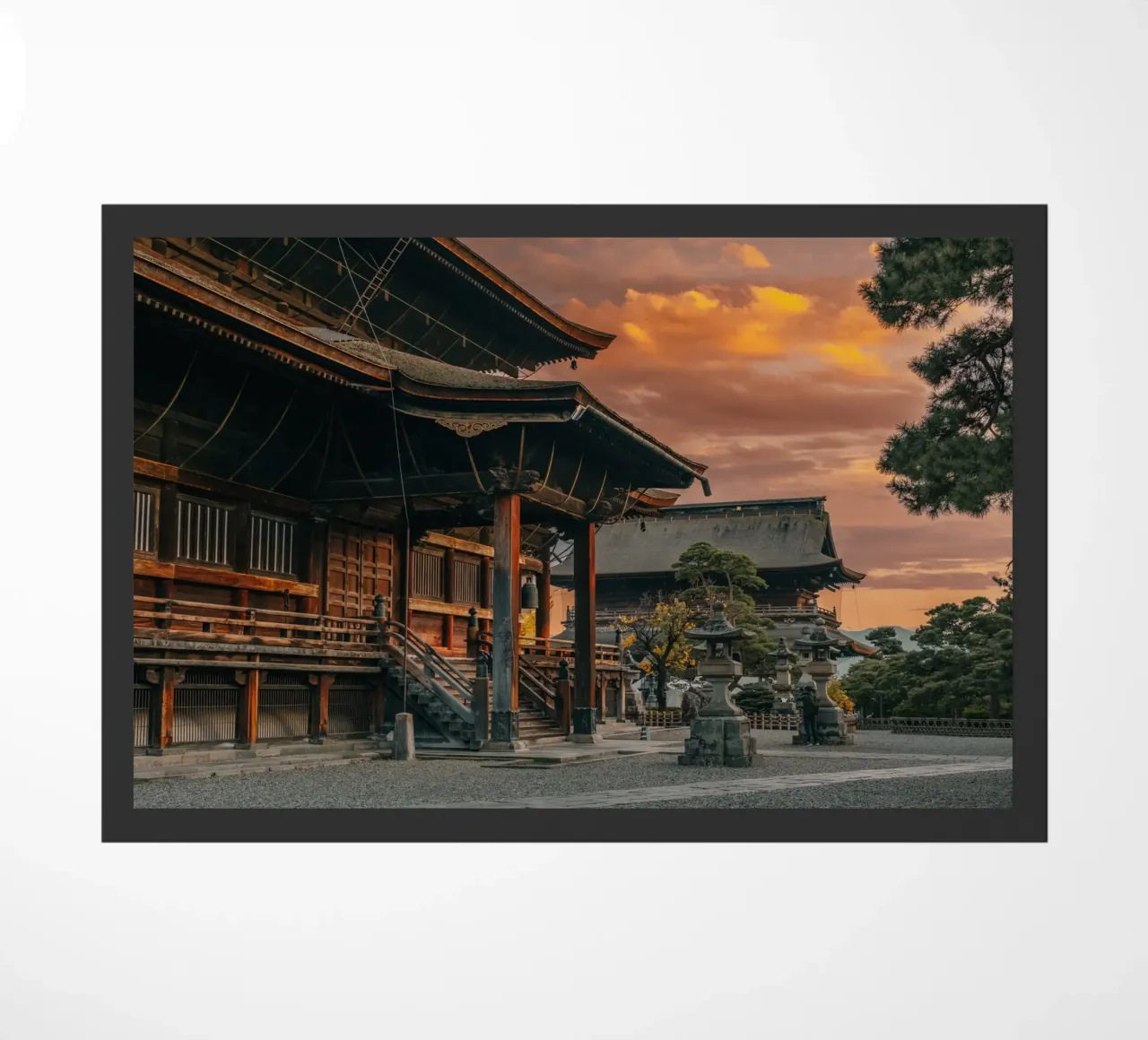 Tramonto del tempio Zenkoji a Nagano, Giappone zerbino da Marcel Bisig