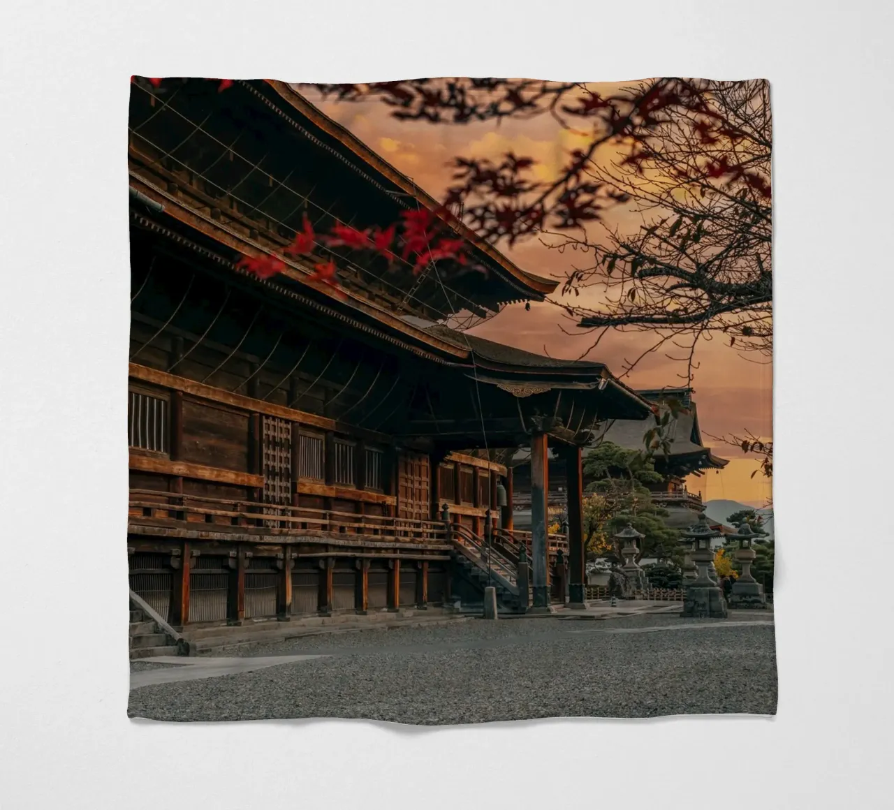 Tramonto del tempio Zenkoji a Nagano, Giappone coperta in pile da Marcel Bisig