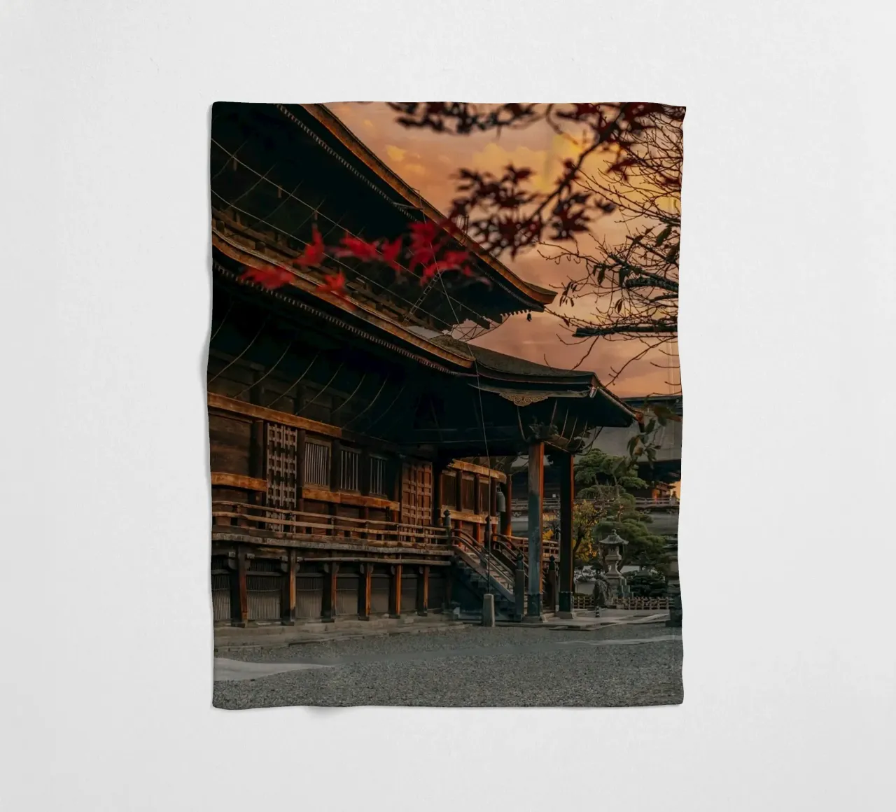 Tramonto del tempio Zenkoji a Nagano, Giappone coperta in pile da Marcel Bisig