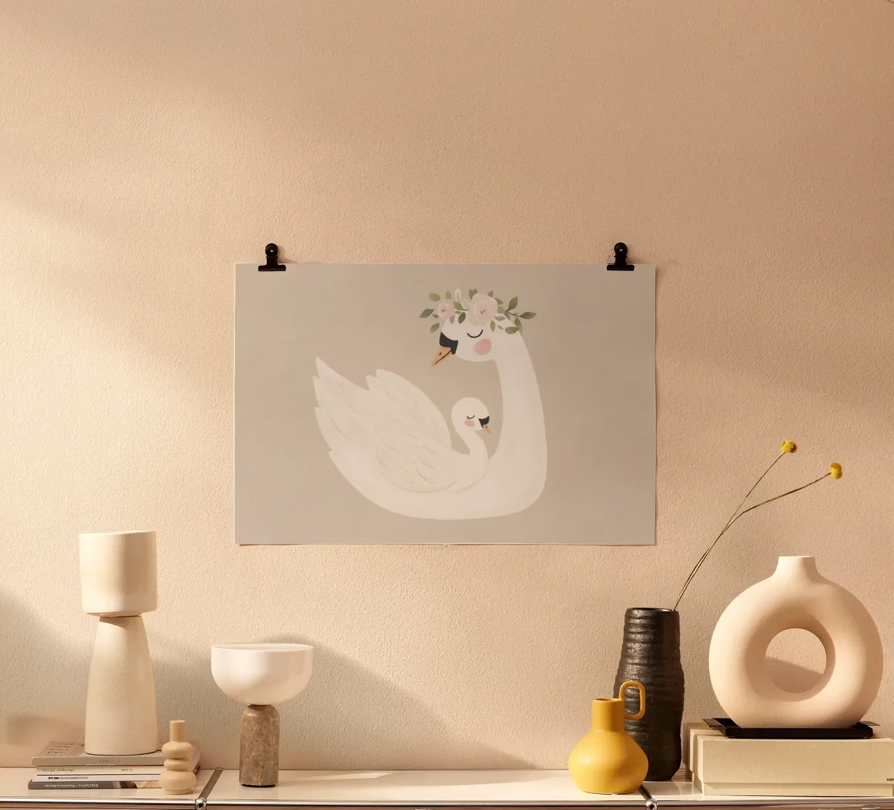 Illustrazione floreale del cigno per la cameretta poster con telaio in alluminio da Little Lola