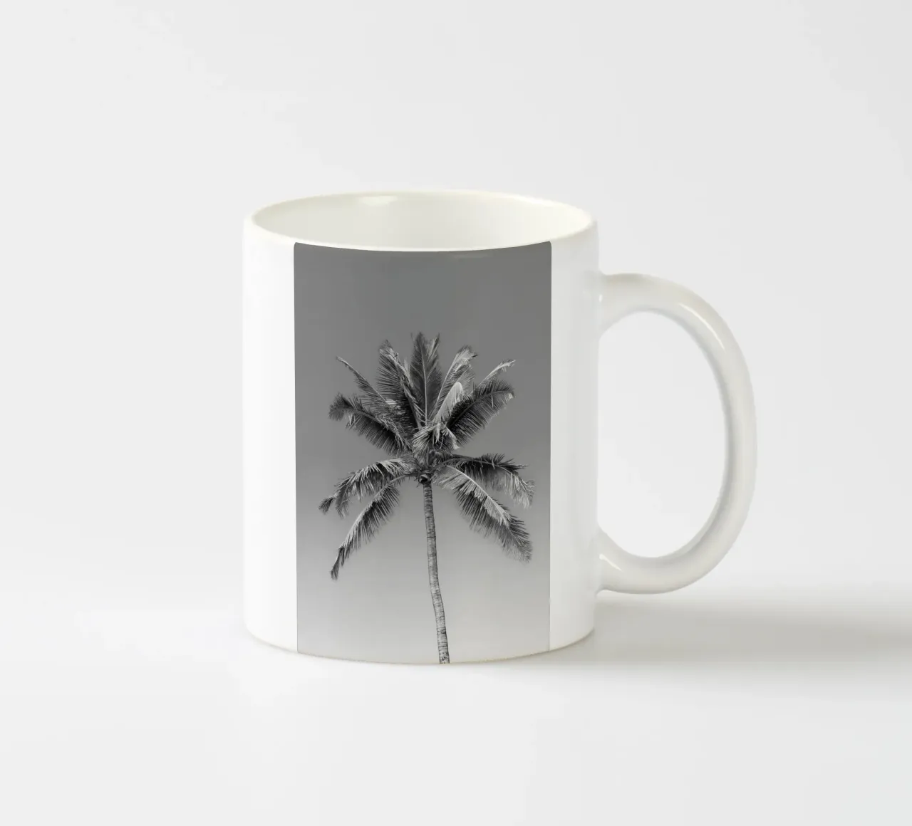 Schwarz-weiße Palme Keramik Tasse von Léa Lefebvre Photography