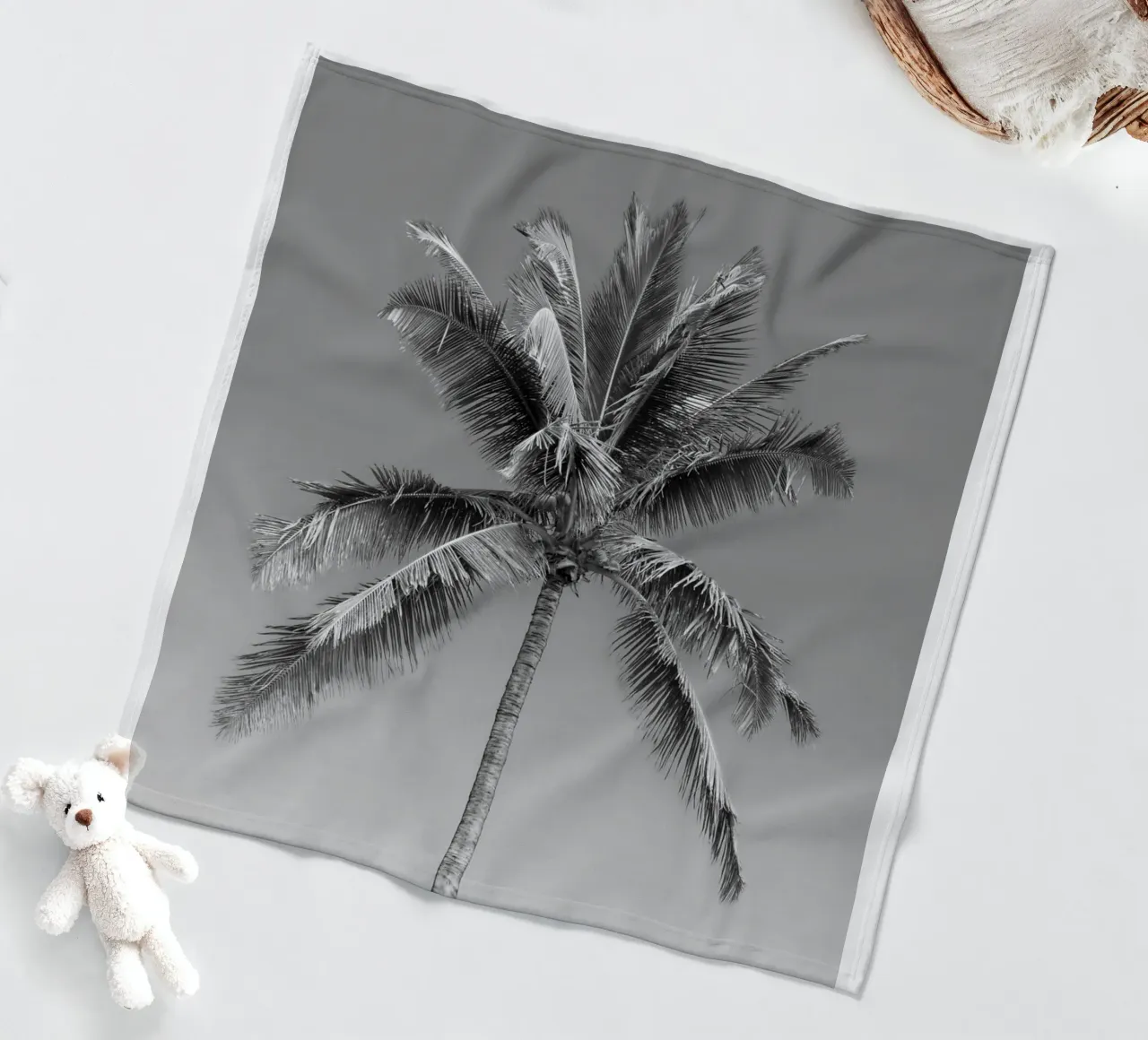 Palma in bianco e nero coperta in pile da Léa Lefebvre Photography