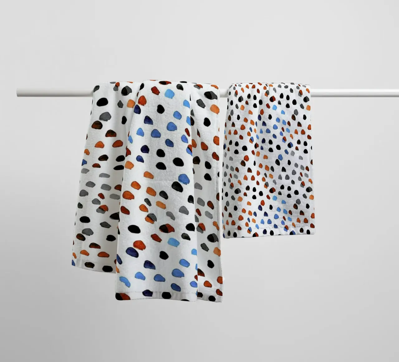Small Colourful Dots asciugamano da bagno da Niina Pechkovskaya