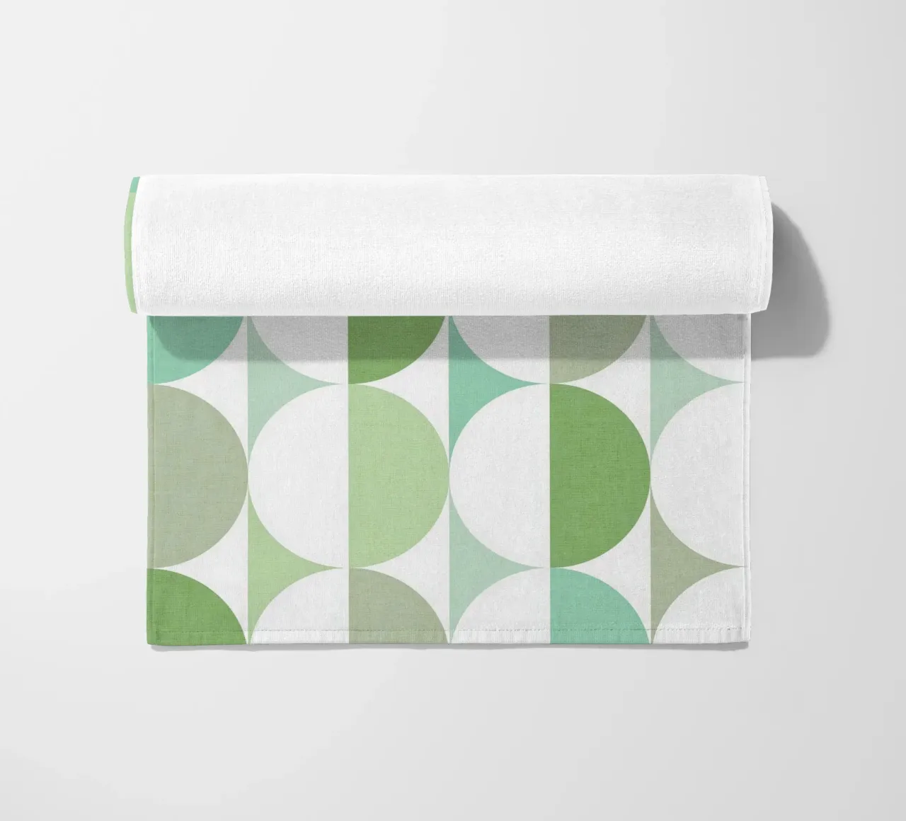 Mid Mod Playful Geo Dots SUN & MOON - Verde pastello tonale telo mare da Dominique Vari Abstract