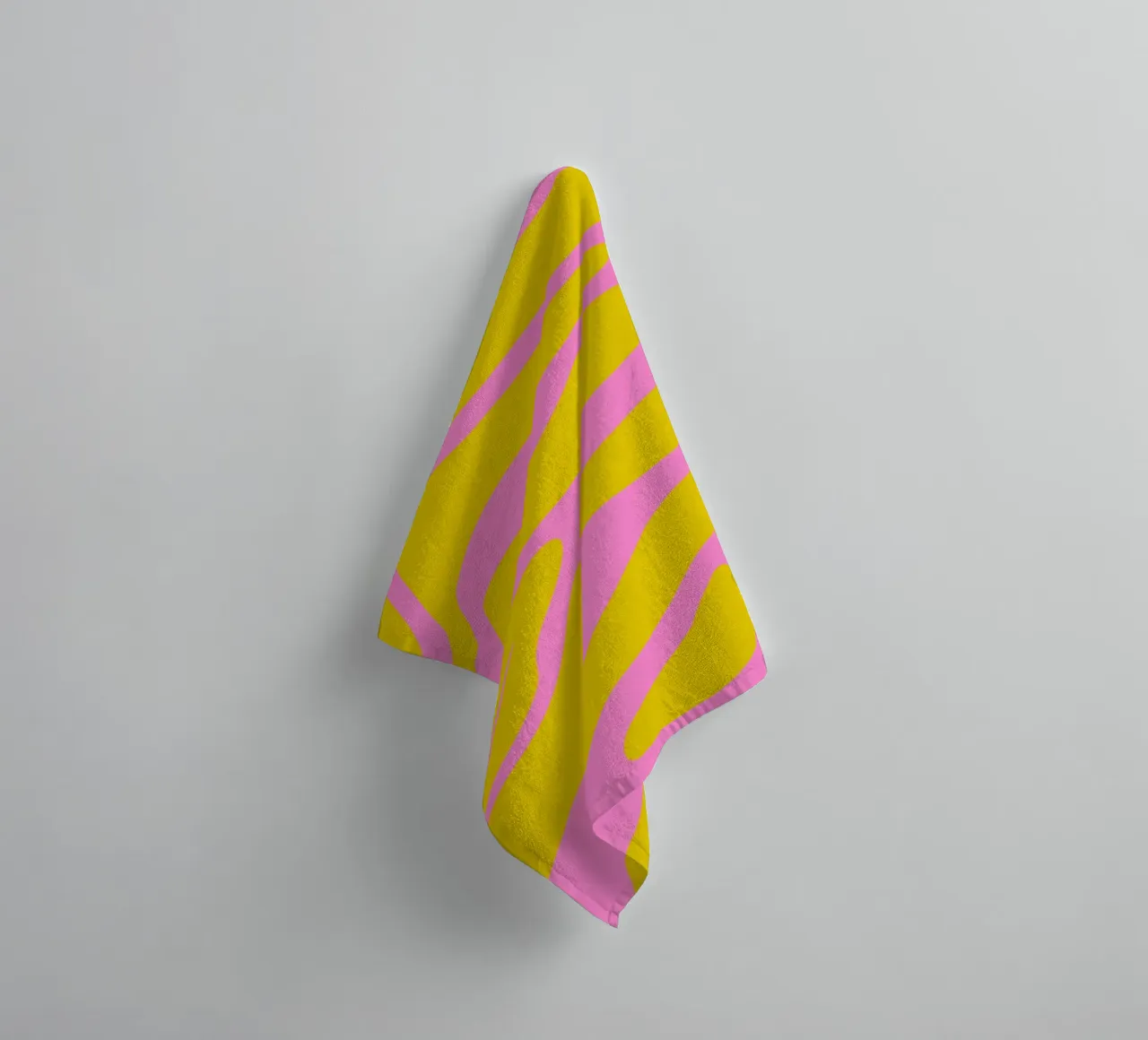 Linee astratte - rosa e giallo asciugamano da bagno da Wackapacka