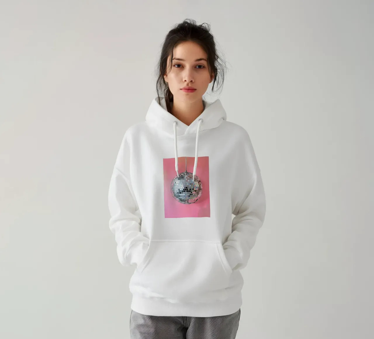 Disco Ball argento su rosa felpa con cappuccio da IamHomeStudio