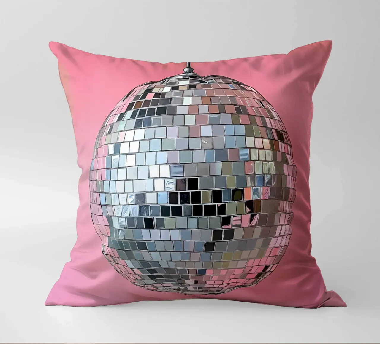 Disco Ball argento su rosa cuscino da IamHomeStudio