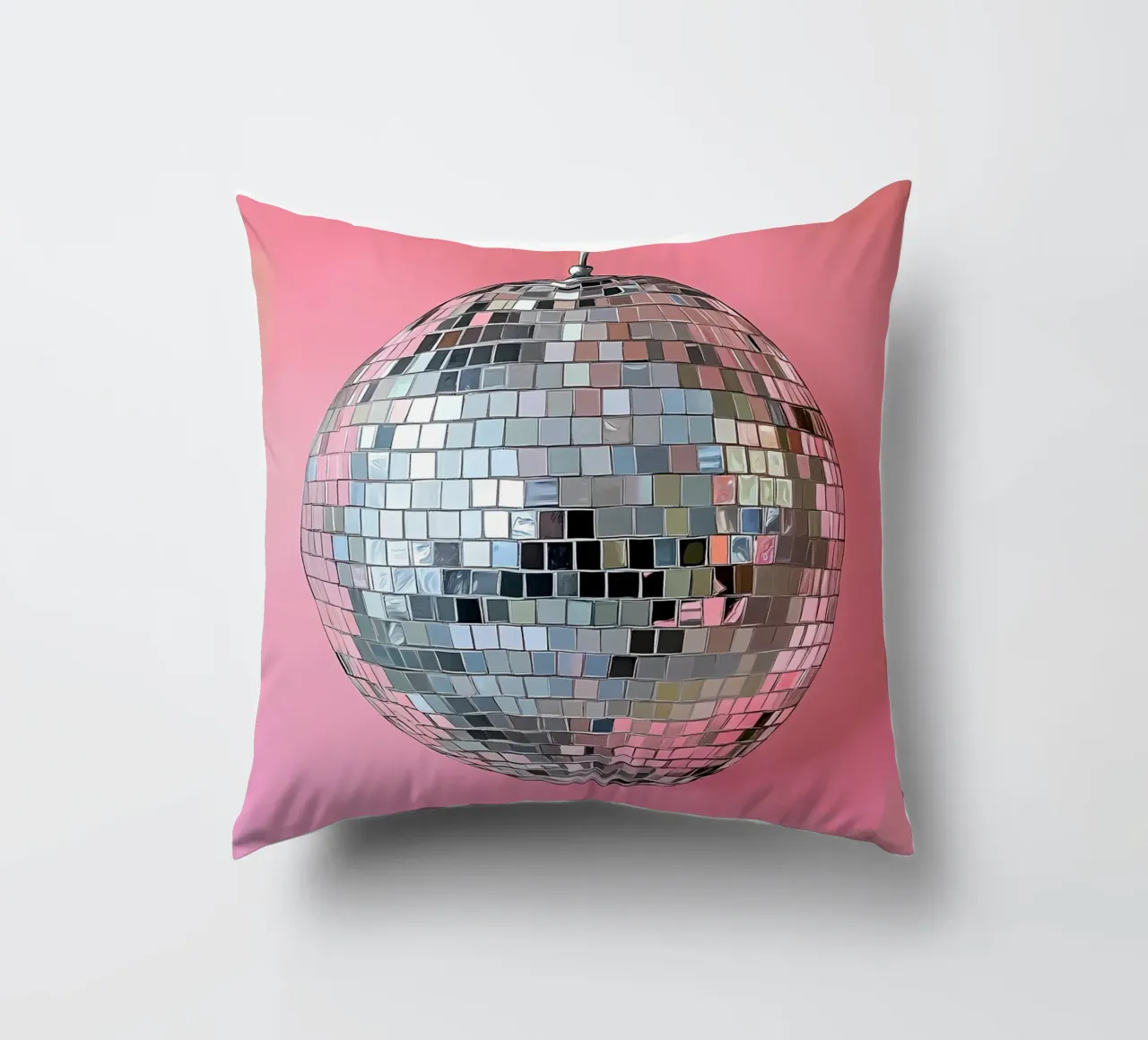 Disco Ball argento su rosa cuscino da IamHomeStudio