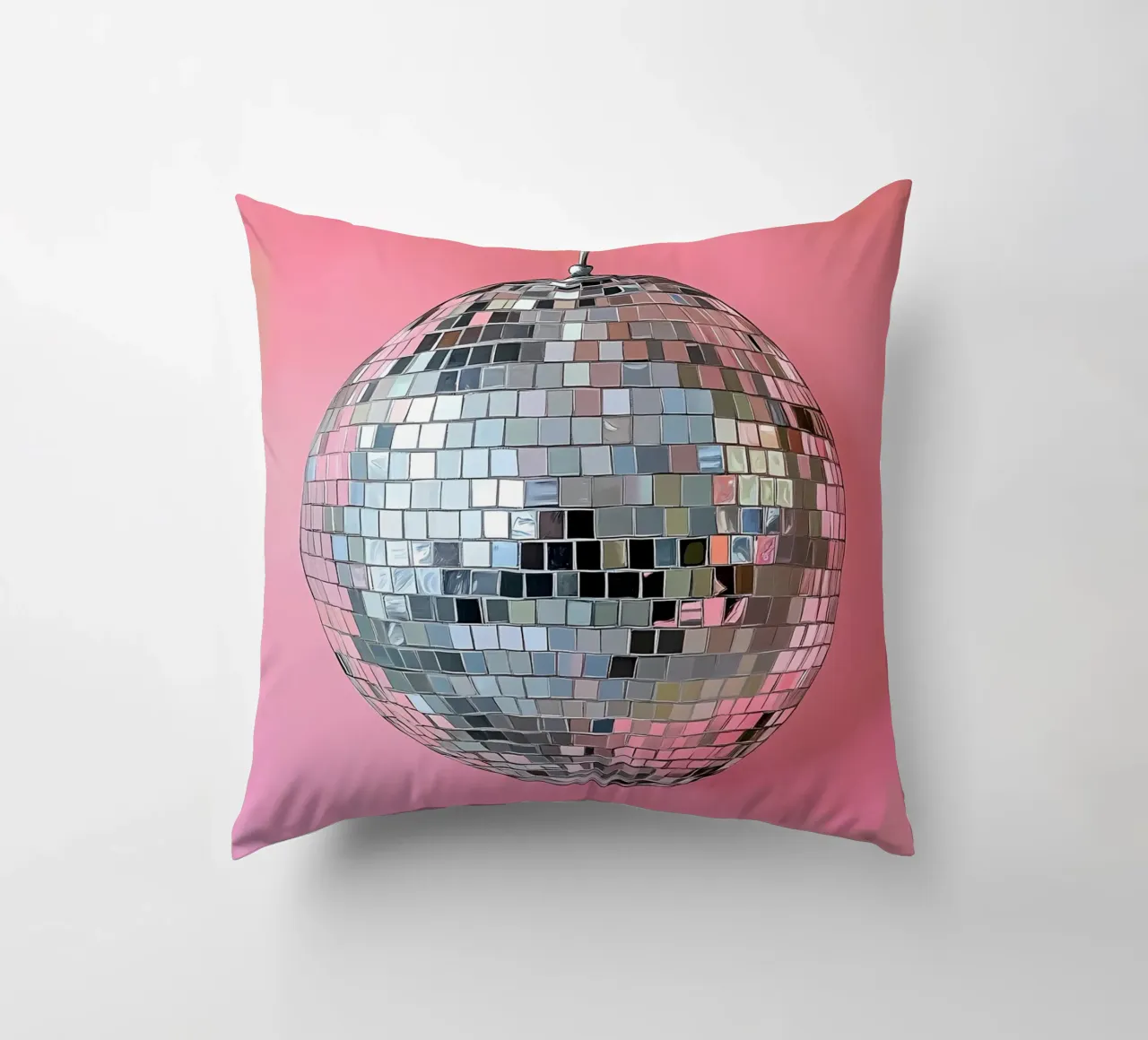 Disco Ball argento su rosa cuscino da IamHomeStudio