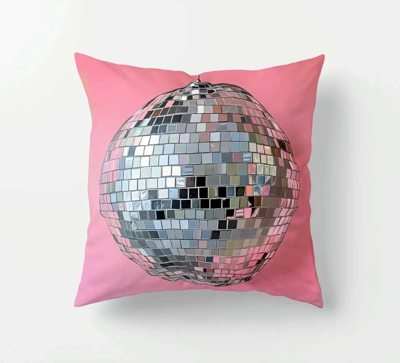Disco Ball argento su rosa cuscino da IamHomeStudio