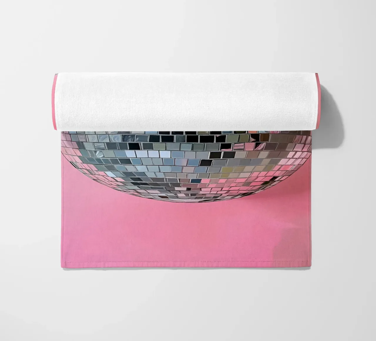 Disco Ball argento su rosa telo mare da IamHomeStudio