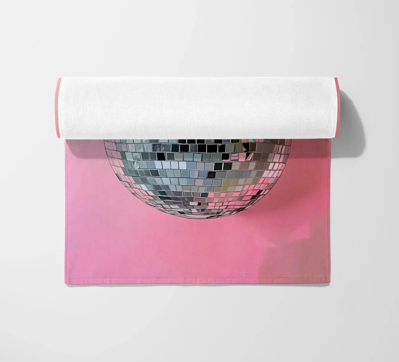 Disco Ball argento su rosa telo mare da IamHomeStudio