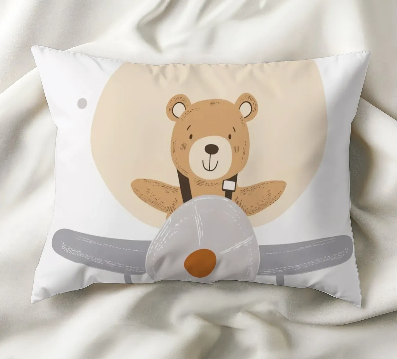 Orso che vola su un aereo, illustrazione di un pilota, stampa per la cameretta di un bambino cuscino da Little Lola