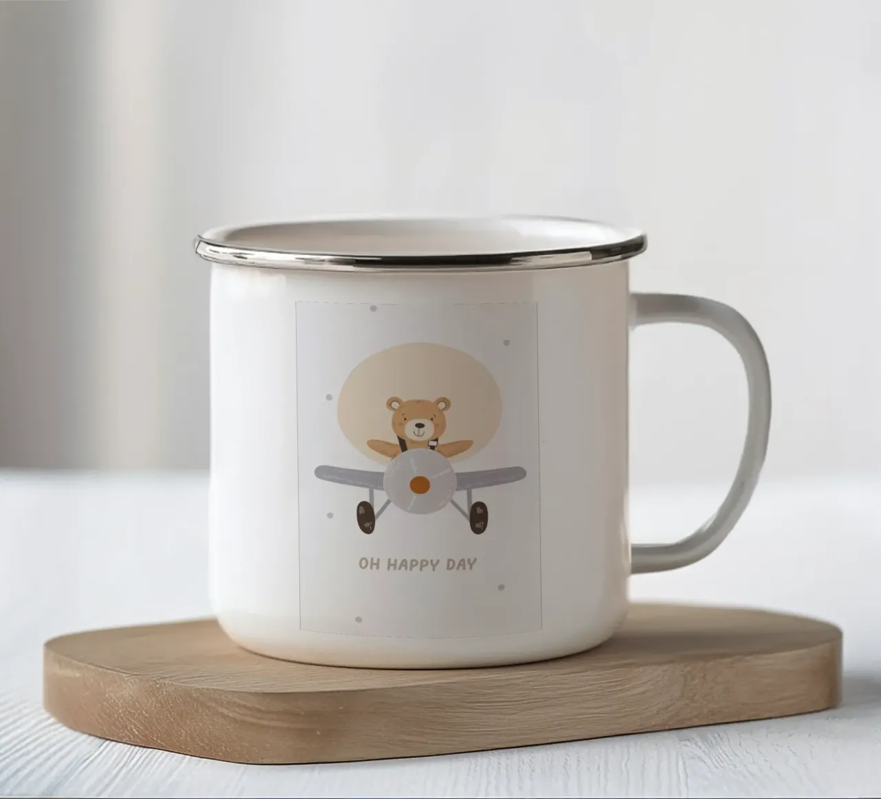 Orso che vola su un aereo, illustrazione di un pilota, stampa per la cameretta di un bambino tazza in smalto da Little Lola