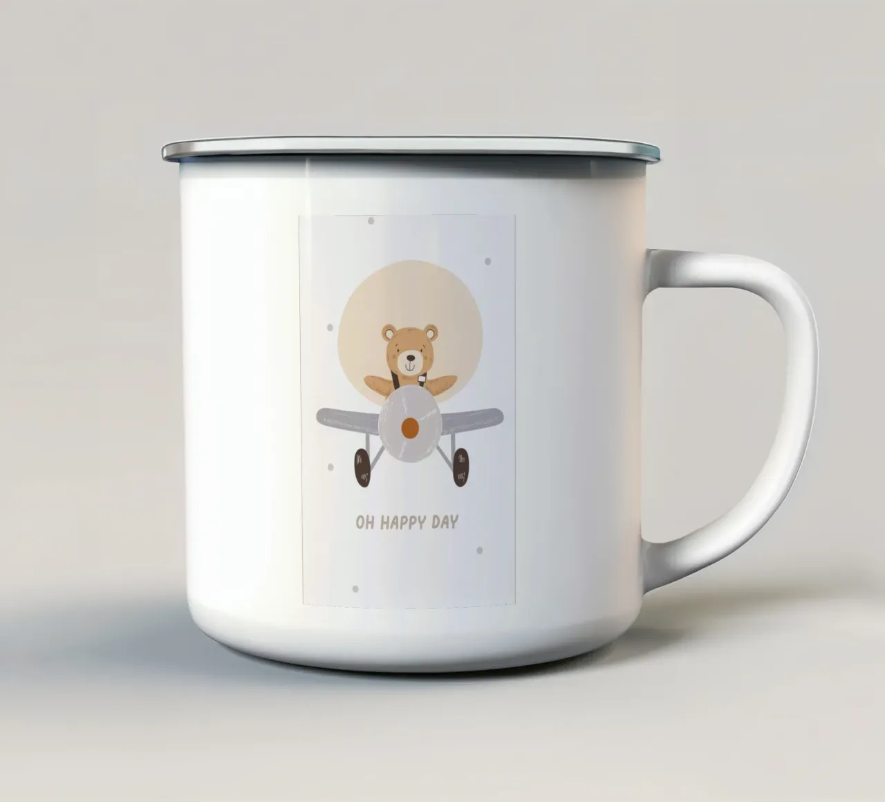 Orso che vola su un aereo, illustrazione di un pilota, stampa per la cameretta di un bambino tazza in smalto da Little Lola