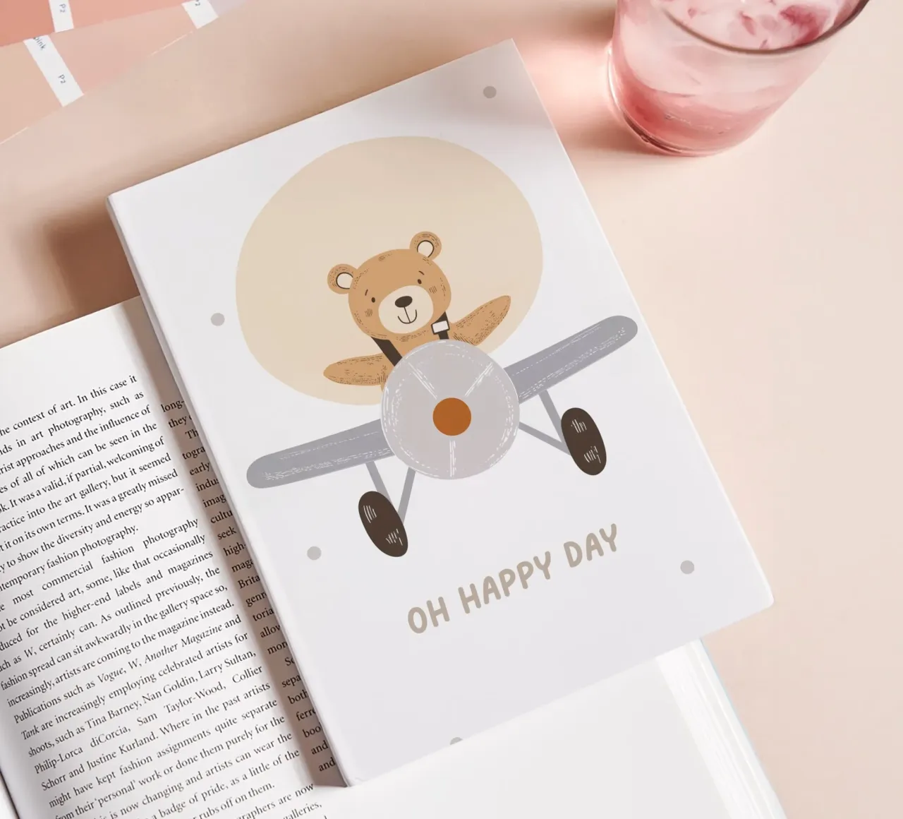 Orso che vola su un aereo, illustrazione di un pilota, stampa per la cameretta di un bambino diario da Little Lola