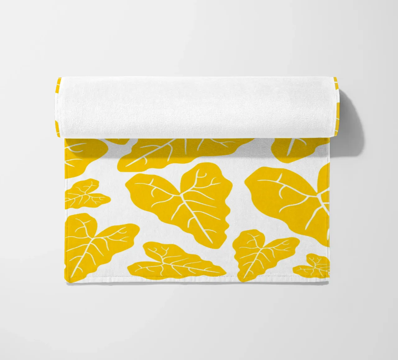 Yellow leaves pattern toalla de playa de baobabprintstore