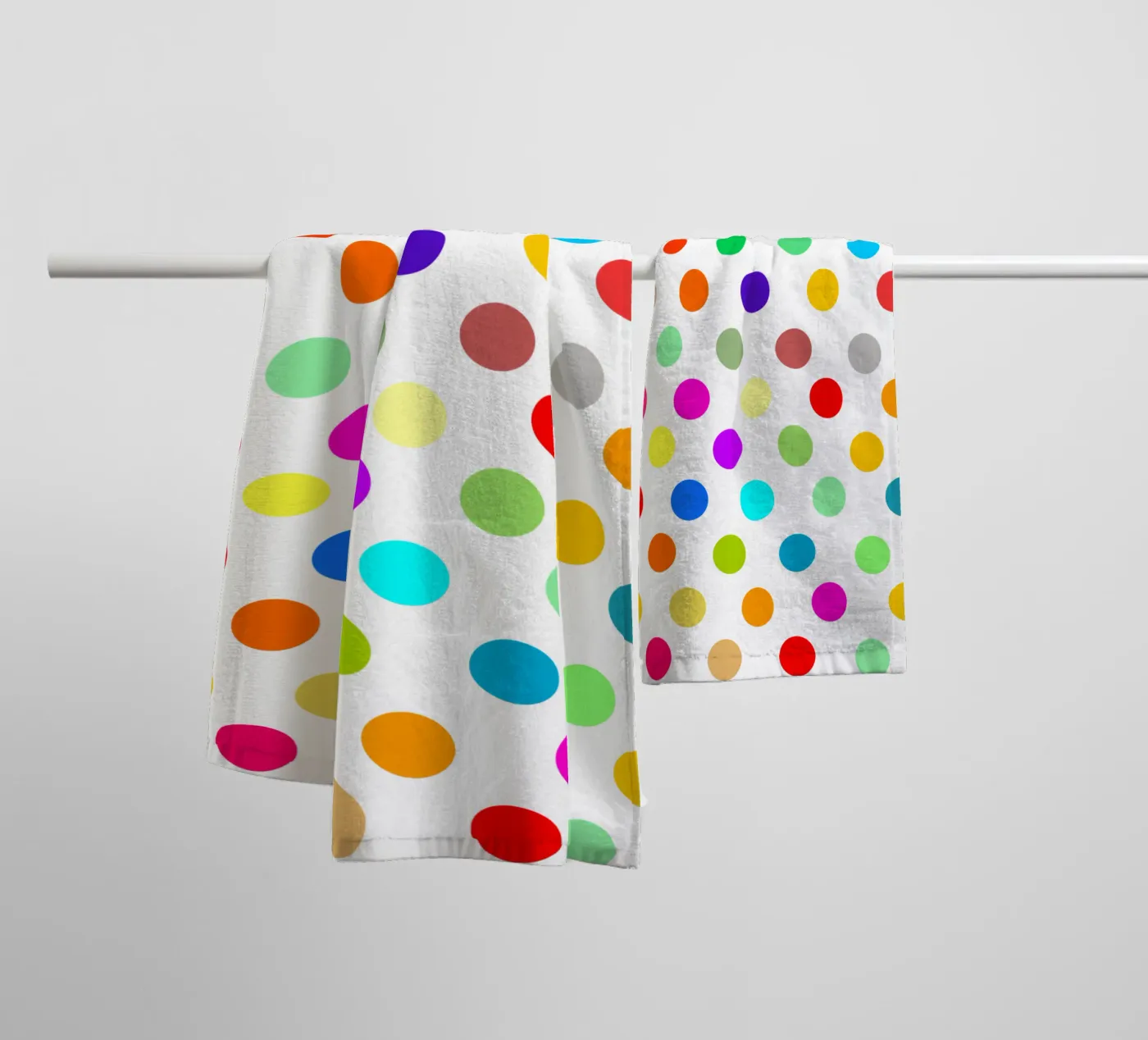 Bright polka dot pattern badhanddoek van baobabprintstore