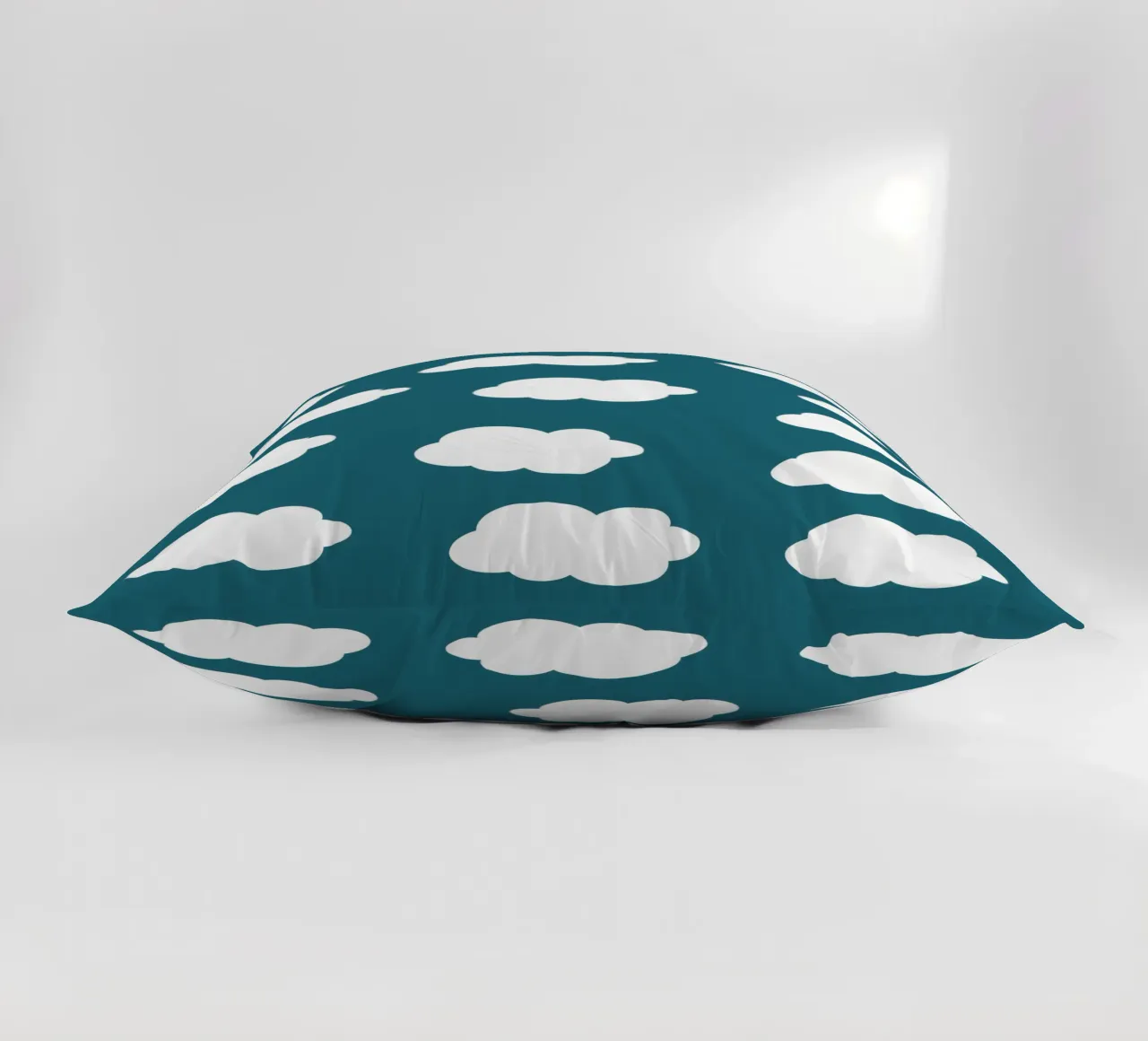 Cute puffy clouds cuscino da baobabprintstore