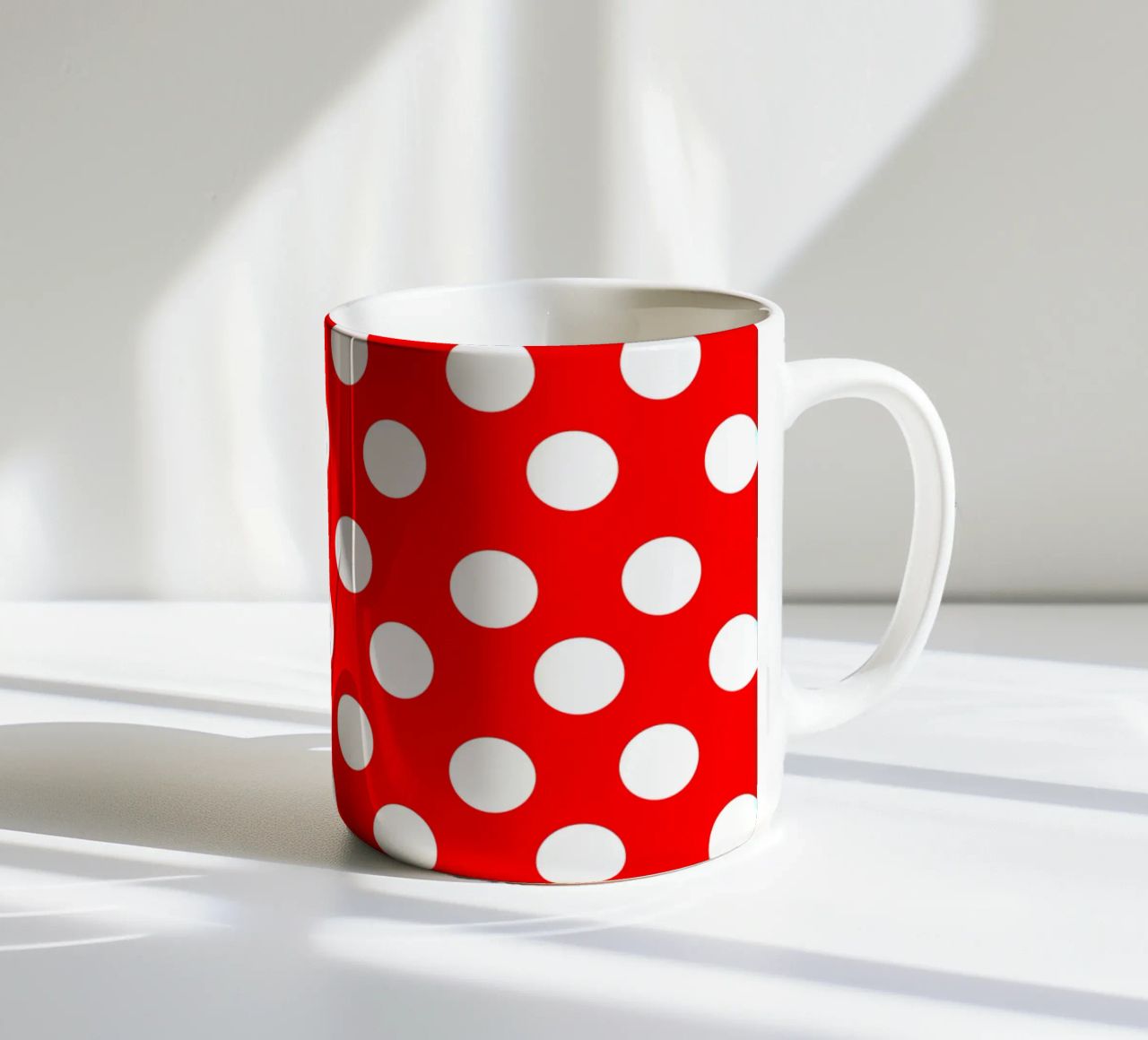Red polka dots pattern tazza in ceramica da baobabprintstore