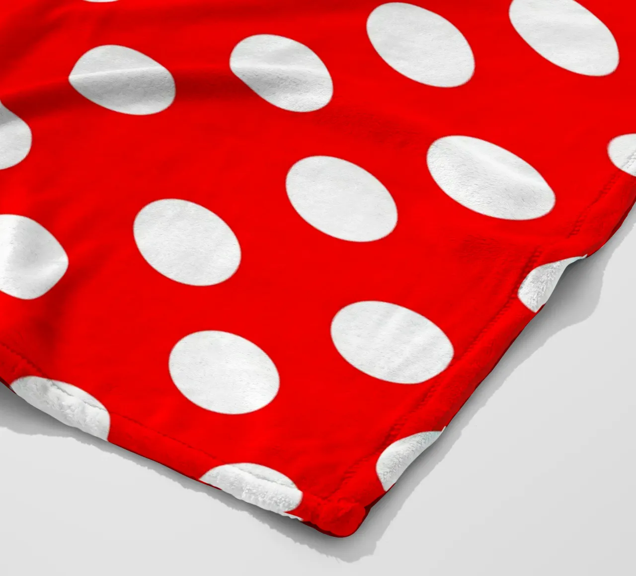 Red polka dots pattern coperta in pile da baobabprintstore