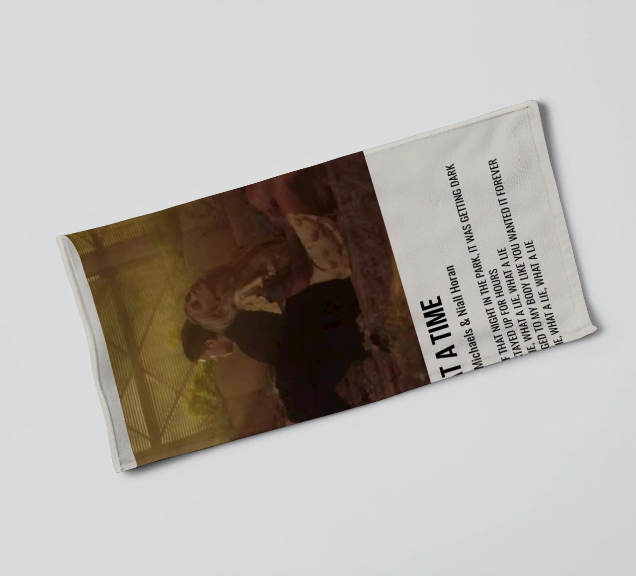 WHAT A TIME by Julia Michaels and Niall Horan asciugamano da bagno da SoundStudio